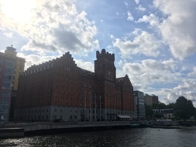 Opět cihlová budova
