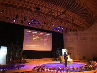 Nobelovská přednáška z chemie.
