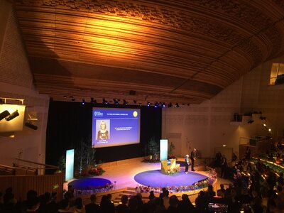 Nobelovská přednáška z ekonomie.
